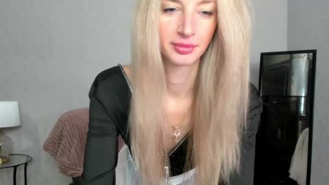 Skinnyladyy online show from 2, 2, 2025