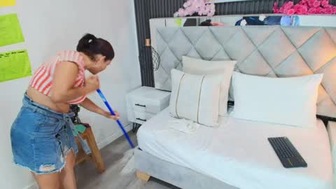slut_milf_ online show from 15, 4, 2026