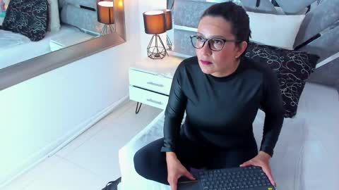 slut_milf_ online show from 9, 5, 2026