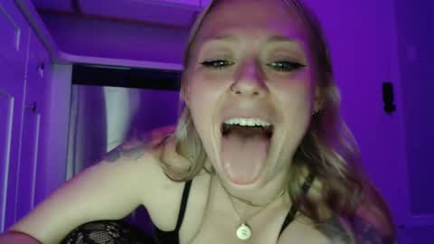 sneakyalicek online show from 30, 1, 2025