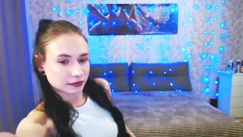 Snapshot of snowwhate_00 chatting on 6, 4, 2026 SnowWhate 00 online show from 6, 4, 2026