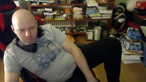 Snapshot of songoku81 chatting on 9, 3, 2025 Tom online show from 9, 3, 2025