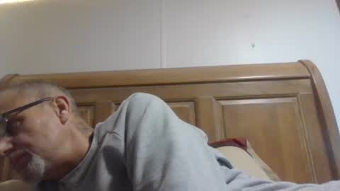 Snapshot of springer007 chatting on 5, 3, 2026 Jsmitty and she so sexy online show from 5, 3, 2026