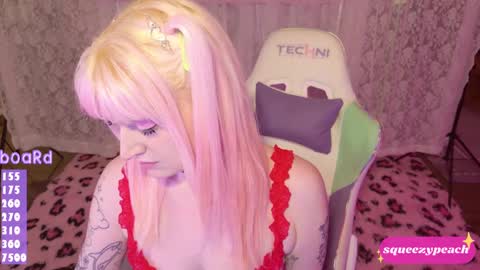 Snapshot of squeezypeach chatting on 12, 9, 2025 squeezypeach online show from 12, 9, 2025
