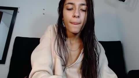 Snapshot of srta_luciana chatting on 16, 12, 2025 . . online show from 16, 12, 2025