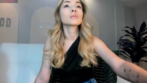 Snapshot of staceywood_ chatting on 23, 4, 2026 Stacy Woods online show from 23, 4, 2026