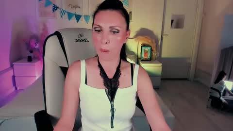 Snapshot of steaflers_mom chatting on 6, 10, 2025 steaflers_mom online show from 6, 10, 2025
