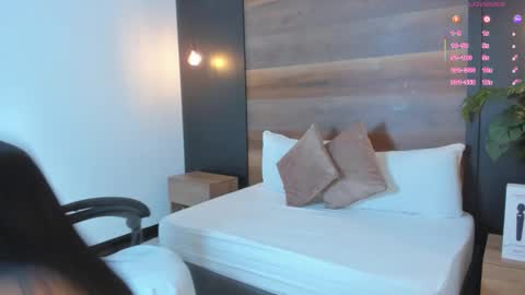 S T E P H A N Y A online show from 31, 10, 2025