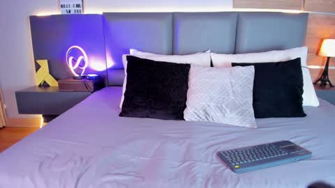 Stone Lee  online show from 6, 2, 2025