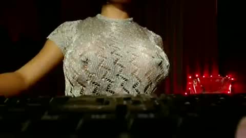 strawberry_kisses143 online show from 13, 6, 2026