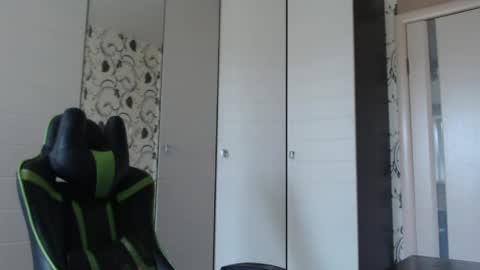 Snapshot of strongass18 chatting on 7, 5, 2026 Alex online show from 7, 5, 2026