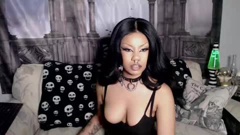 Suede Bones online show from 25, 11, 2025