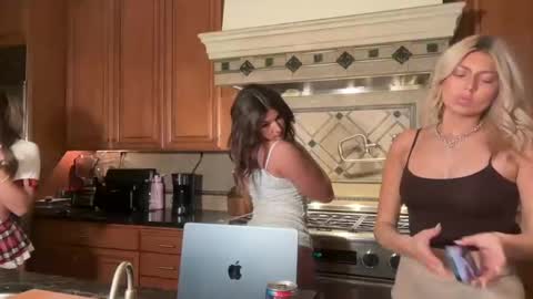 Snapshot of summerclarke2 chatting on 7, 10, 2025 summerclarke2 online show from 7, 10, 2025