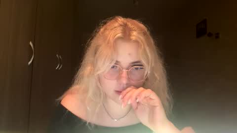 Snapshot of sunshinyflash chatting on 9, 11, 2025 sunshinyflash online show from 9, 11, 2025