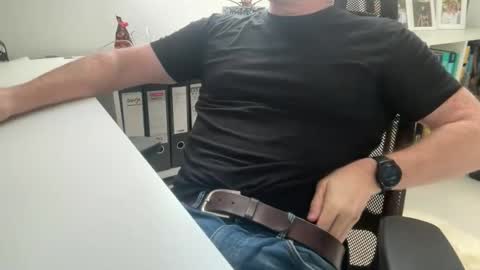 Snapshot of surfstar81 chatting on 30, 10, 2025 surfstar81 online show from 30, 10, 2025