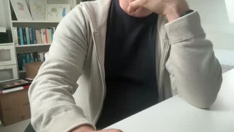 Snapshot of surfstar81 chatting on 18, 12, 2025 surfstar81 online show from 18, 12, 2025