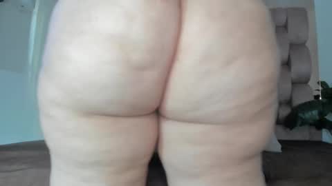 Snapshot of sweet_booty1 chatting on 24, 10, 2025 Chelsy online show from 24, 10, 2025