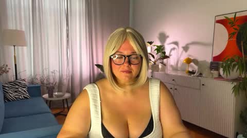Snapshot of sweet_car0line_ chatting on 23, 4, 2026 Caroline online show from 23, 4, 2026