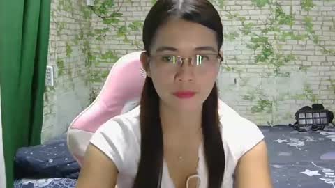 Snapshot of sweetmelyxx chatting on 3, 3, 2026 MELY online show from 3, 3, 2026