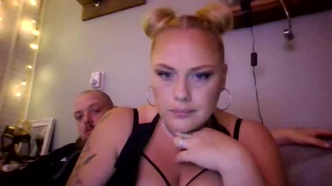 sweetsinz_ online show from 5, 10, 2025