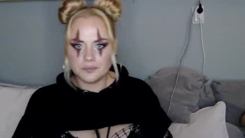 sweetsinz_ online show from 31, 10, 2025