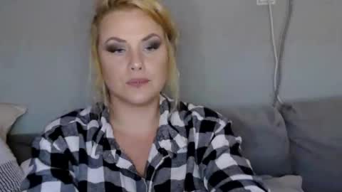 sweetsinz_ online show from 8, 11, 2025