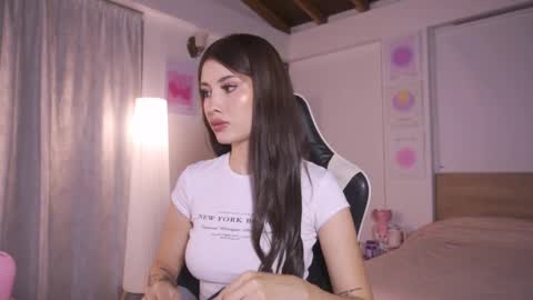 Cat independent model  online show from 12, 10, 2025