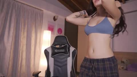 Cat independent model  online show from 24, 11, 2025