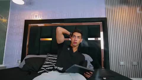 Snapshot of taylorsmiths_ chatting on 23, 11, 2025 taylorsmiths_ online show from 23, 11, 2025