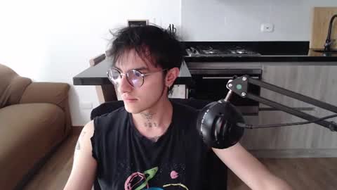 Teo independent model online show from 18, 6, 2026