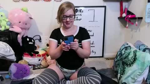 Pixie and Tentacle Overlord online show from 26, 11, 2025