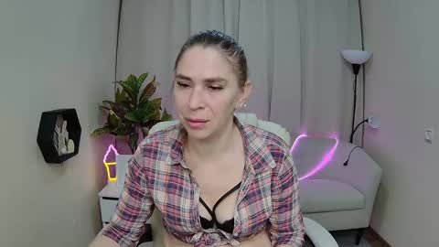 Snapshot of tessadaybreak chatting on 5, 5, 2026 tessadaybreak online show from 5, 5, 2026