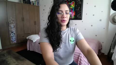 Snapshot of thaliacooper chatting on 26, 5, 2026 online show from 26, 5, 2026