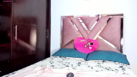 TheChicaNextDoor  online show from 8, 4, 2026