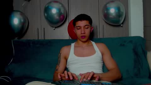 Snapshot of thesaint_xxx chatting on 4, 10, 2025 thesaint_xxx online show from 4, 10, 2025