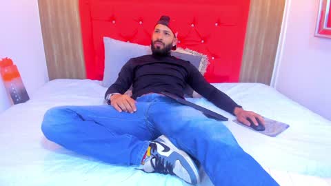 Thia Gomez online show from 24, 1, 2025