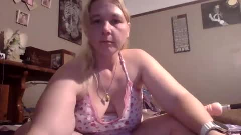 Snapshot of thickblonde_92 chatting on 5, 10, 2025 thickblonde_92 online show from 5, 10, 2025