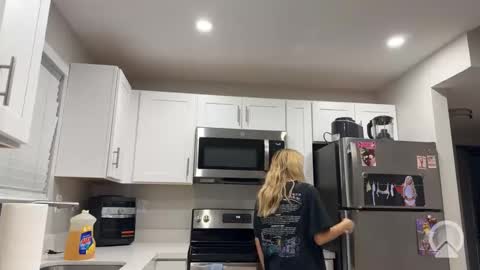 Tiffstreatsxoxo online show from 10, 10, 2025