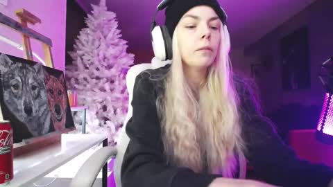 stage Kylie Sinner  brand CLITBAIT online show from 20, 11, 2025