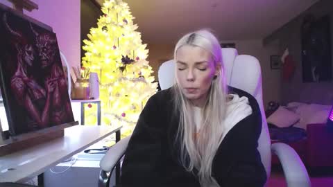 stage Kylie Sinner  brand CLITBAIT online show from 18, 12, 2025