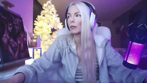 stage Kylie Sinner  brand CLITBAIT online show from 20, 12, 2025