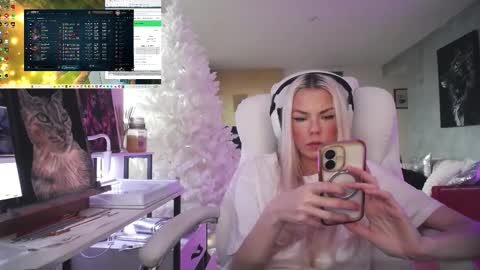 Snapshot of tinykylie chatting on 16, 1, 2026 stage Kylie Sinner brand CLITBAIT online show from 16, 1, 2026