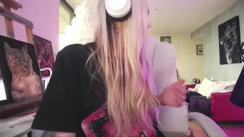 Snapshot of tinykylie chatting on 18, 1, 2026 stage Kylie Sinner brand CLITBAIT online show from 18, 1, 2026