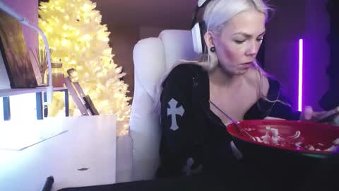 Snapshot of tinykylie chatting on 3, 2, 2026 stage Kylie Sinner brand CLITBAIT online show from 3, 2, 2026