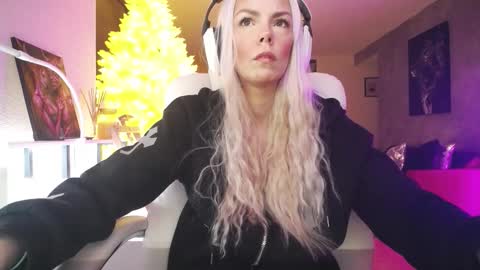 Snapshot of tinykylie chatting on 3, 2, 2026 stage Kylie Sinner brand CLITBAIT online show from 3, 2, 2026