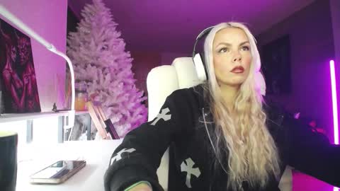 Snapshot of tinykylie chatting on 5, 2, 2026 stage Kylie Sinner brand CLITBAIT online show from 5, 2, 2026