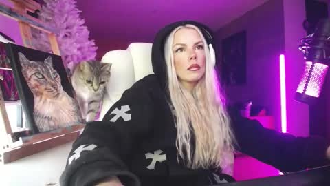 Snapshot of tinykylie chatting on 7, 2, 2026 stage Kylie Sinner brand CLITBAIT online show from 7, 2, 2026