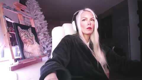 Snapshot of tinykylie chatting on 8, 2, 2026 stage Kylie Sinner brand CLITBAIT online show from 8, 2, 2026