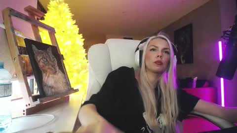 Snapshot of tinykylie chatting on 10, 2, 2026 stage Kylie Sinner brand CLITBAIT online show from 10, 2, 2026