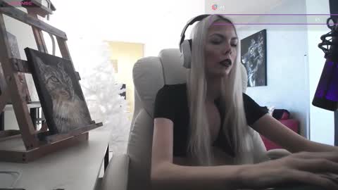 Snapshot of tinykylie chatting on 14, 2, 2026 stage Kylie Sinner brand CLITBAIT online show from 14, 2, 2026